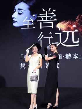 ​霓虹双生花：58岁银发双胞胎奶奶闪耀T台，书写时尚“无龄感”新篇章