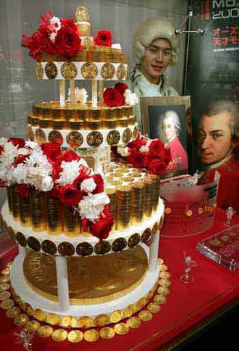 在日本首都东京的一家珠宝店内，一名工作人员观看维也纳金币“蛋糕”。这个维也纳金币“蛋糕”价值2.5亿日元（约216万美元），是为了纪念莫扎特诞辰250周年而制作的，并将在东京展出。