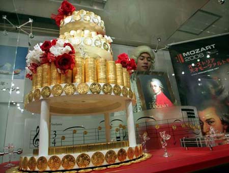 在日本首都东京的一家珠宝店内，一名工作人员观看维也纳金币“蛋糕”。这个维也纳金币“蛋糕”价值2.5亿日元（约216万美元），是为了纪念莫扎特诞辰250周年而制作的，并将在东京展出。