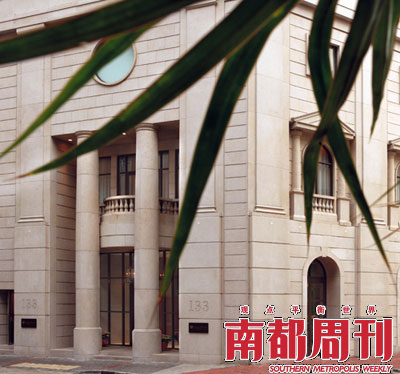 麻石这种建筑材料不是什么新鲜玩意儿,在喧闹无比的铜锣湾,麻石的外墙反倒给行人带来一种少有的平静感