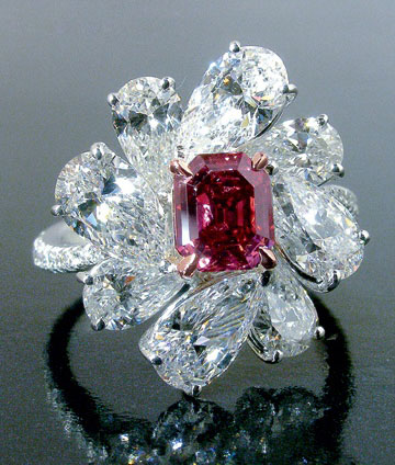 �ɳ��鱦 18K�׽���Ƕ3.5�������ΰ�ɫ��ʯ��0.84���������ָ HK��2,420,000