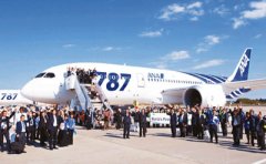 “梦幻客机”波音787客机首航抵港_波音787梦想飞机图片