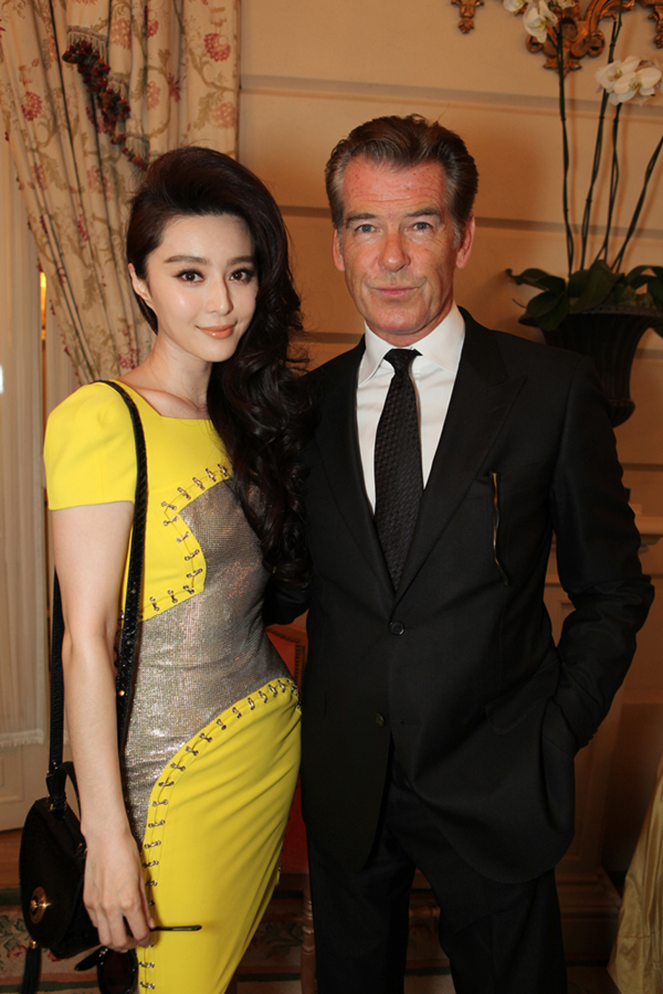 Pierce BrosnanMilla Jovovichڰ߼ʱװ